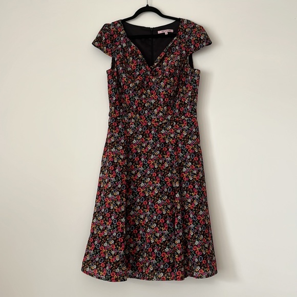 REVIEW Daisy Chain Black Floral Fit and Flare Midi Dress - Picture 4 of 14